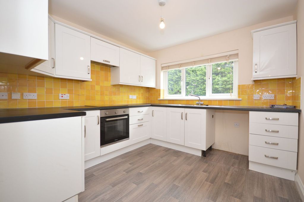 Property photo 3 of 17 Kitchen