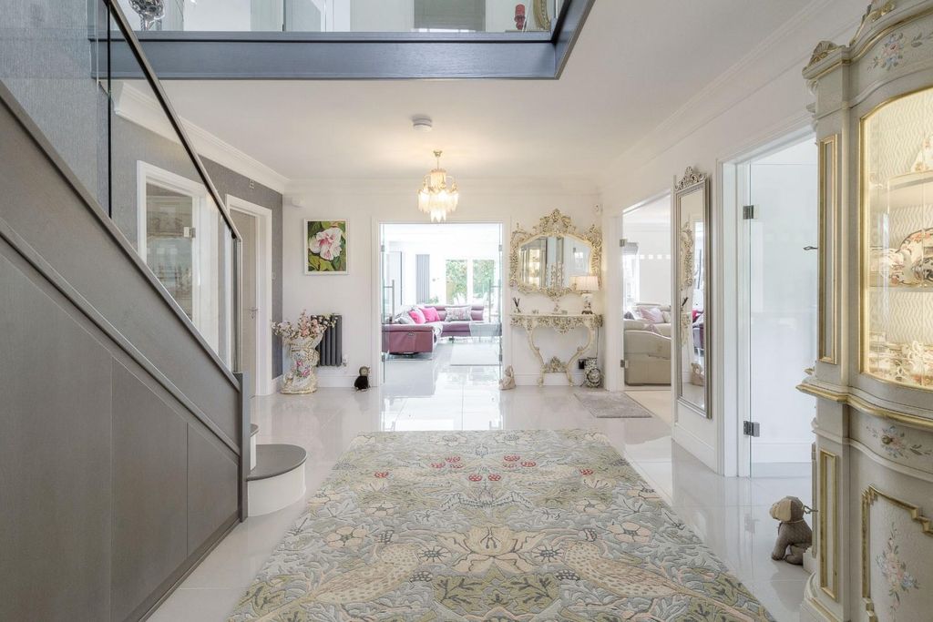 Property photo 2 of 34 1 Turnberry Lane [Highres] 010.Jpg