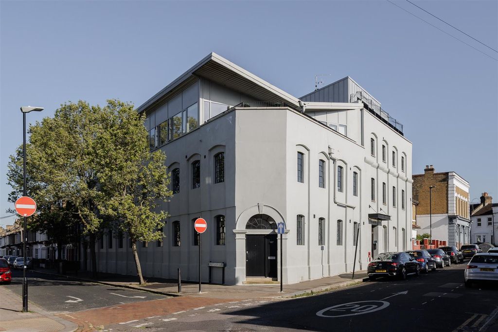 Property photo 1 of 30 London Road, E13