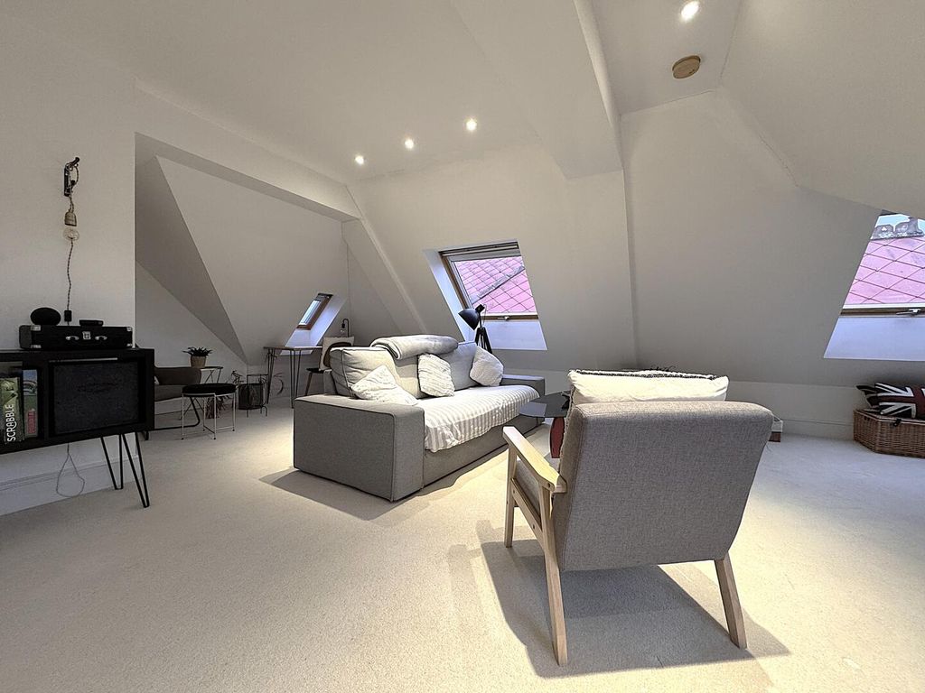 Property photo 2 of 16 Loft