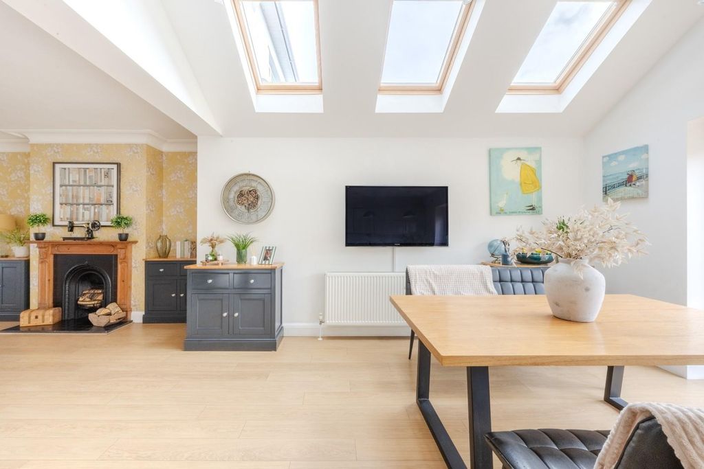 Property photo 2 of 32 Kitchen / Diner