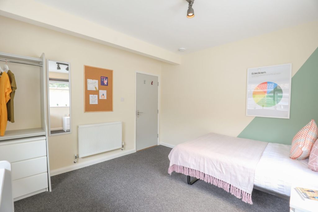 Property photo 1 of 6 A Clean And Inviting Single Bedroom With A Comfort...