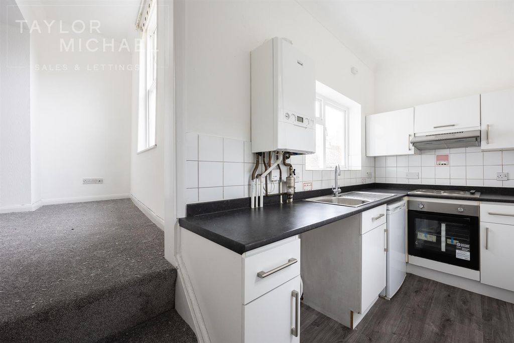 Property photo 3 of 10 Kitchen