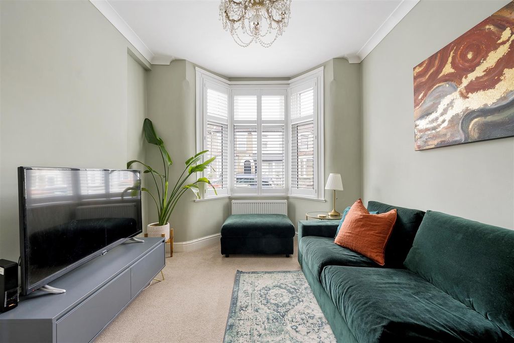 Property photo 2 of 38 Sutton Court Road, E13