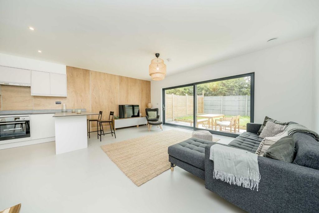 Property photo 3 of 8