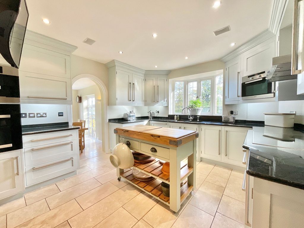 Property photo 2 of 33