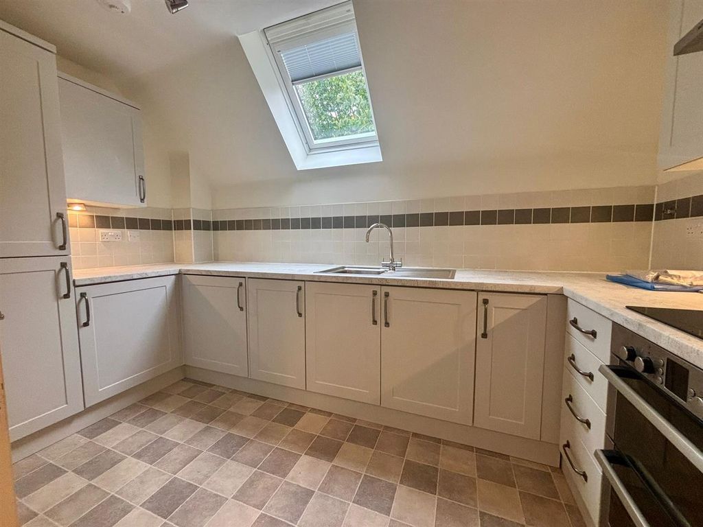 Property photo 3 of 11 Kitchen