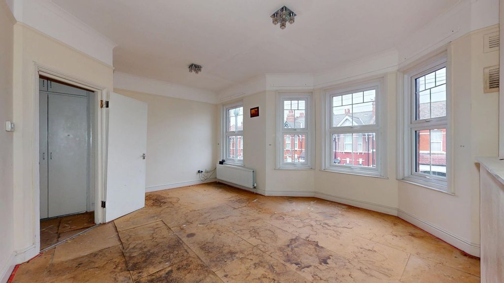 Property photo 2 of 11 Flat B, 69 Temple Road, Cricklewood, London, Nw2 6Pn