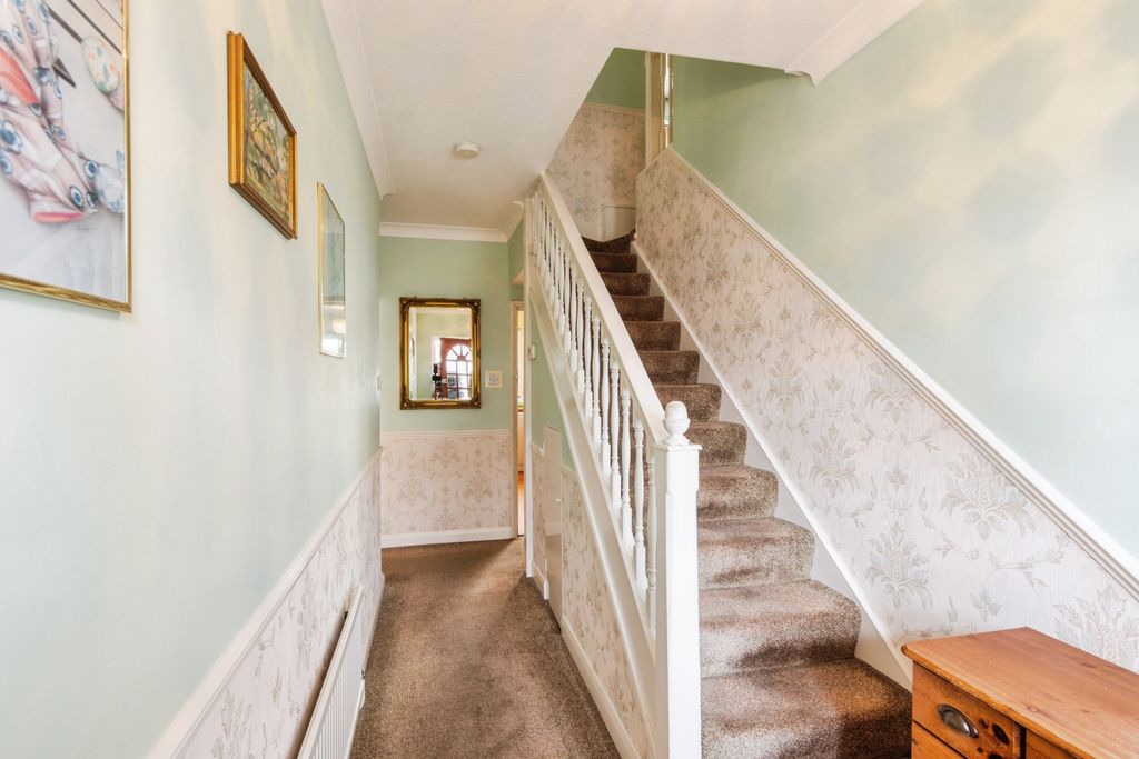 Property photo 3 of 20 Entrance Hall