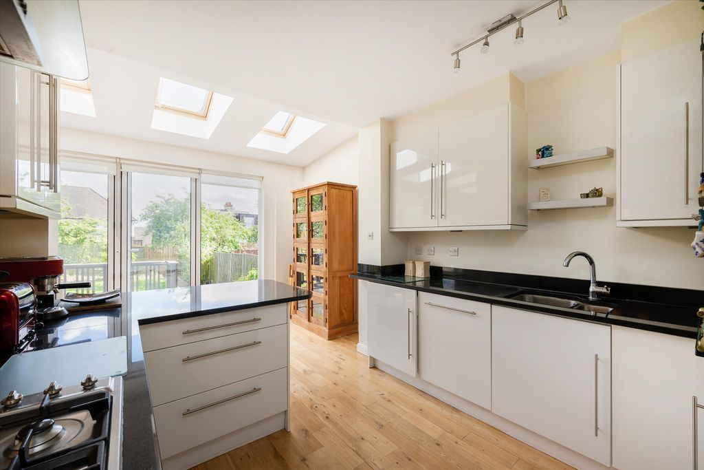 Property photo 3 of 18 Image