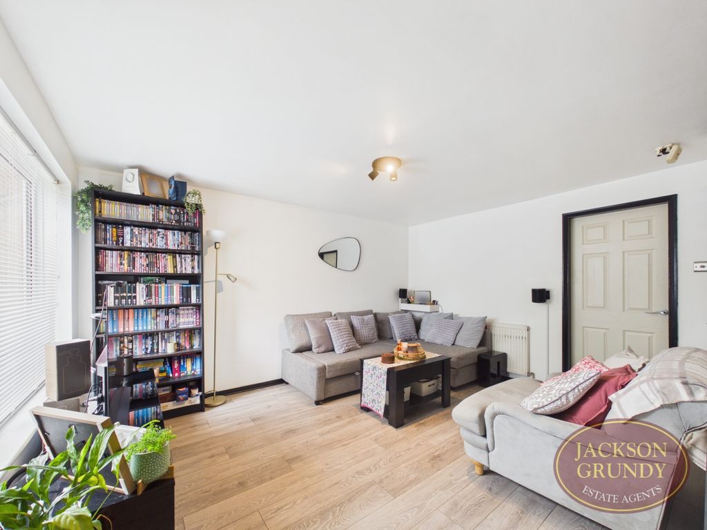 Property photo 2 of 13 Lowlands Close