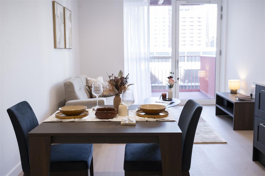 Property photo 1 of 39 Rental Show Flat