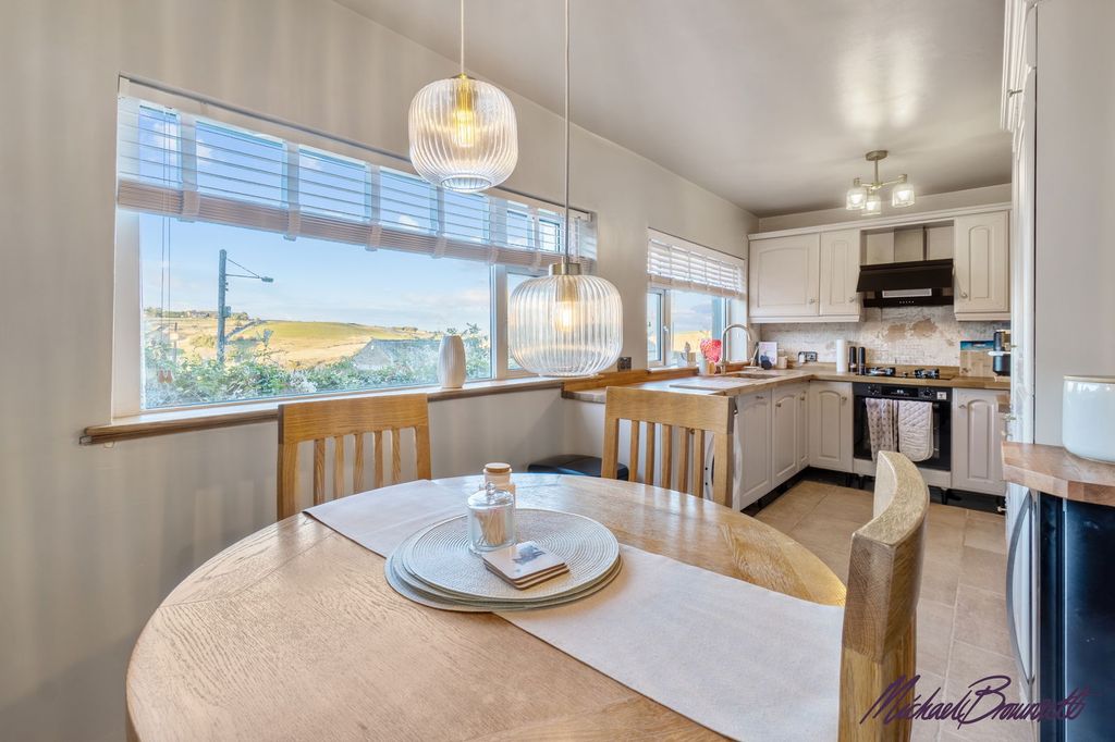 Property photo 2 of 33