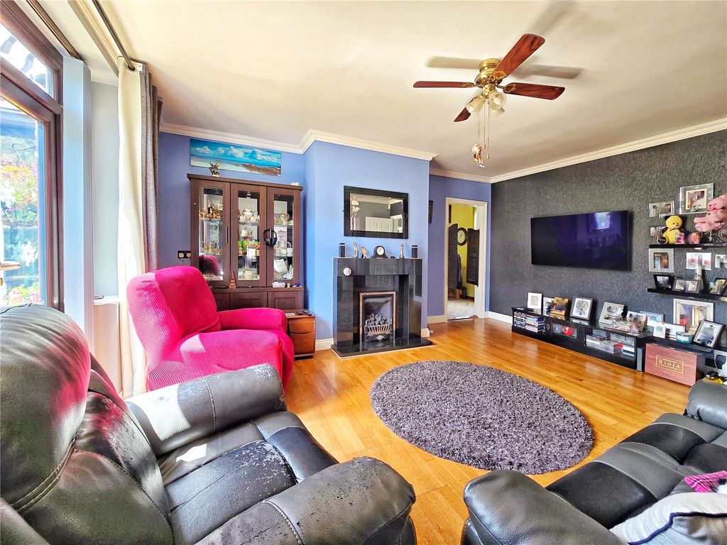 Property photo 3 of 33 Lounge