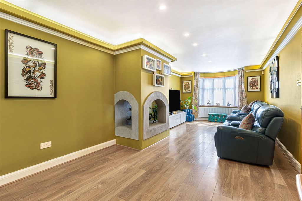 Property photo 2 of 18 Lounge