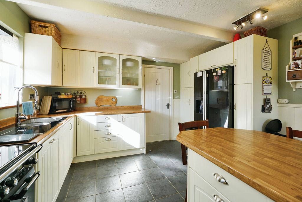 Property photo 3 of 21 Kitchen