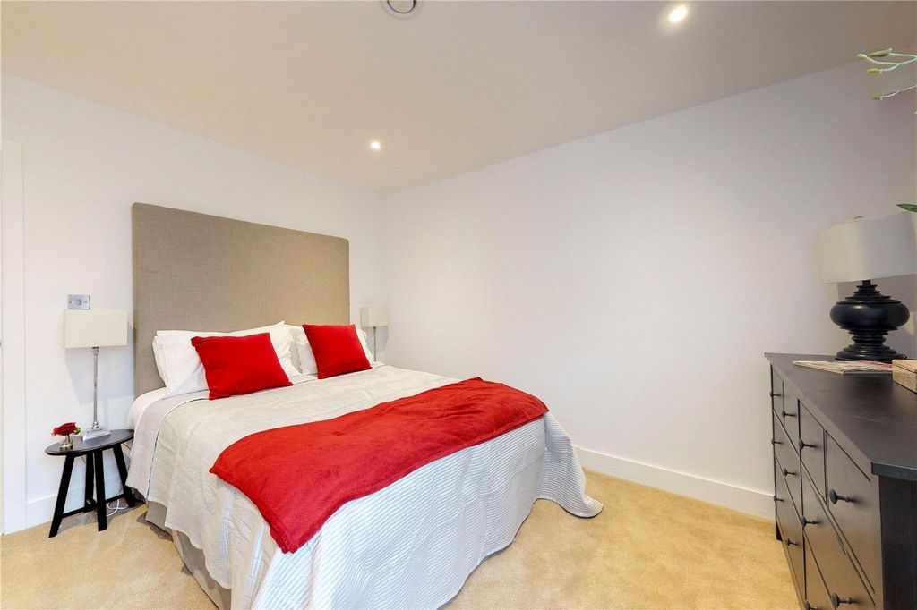 Property photo 3 of 9 Bedroom