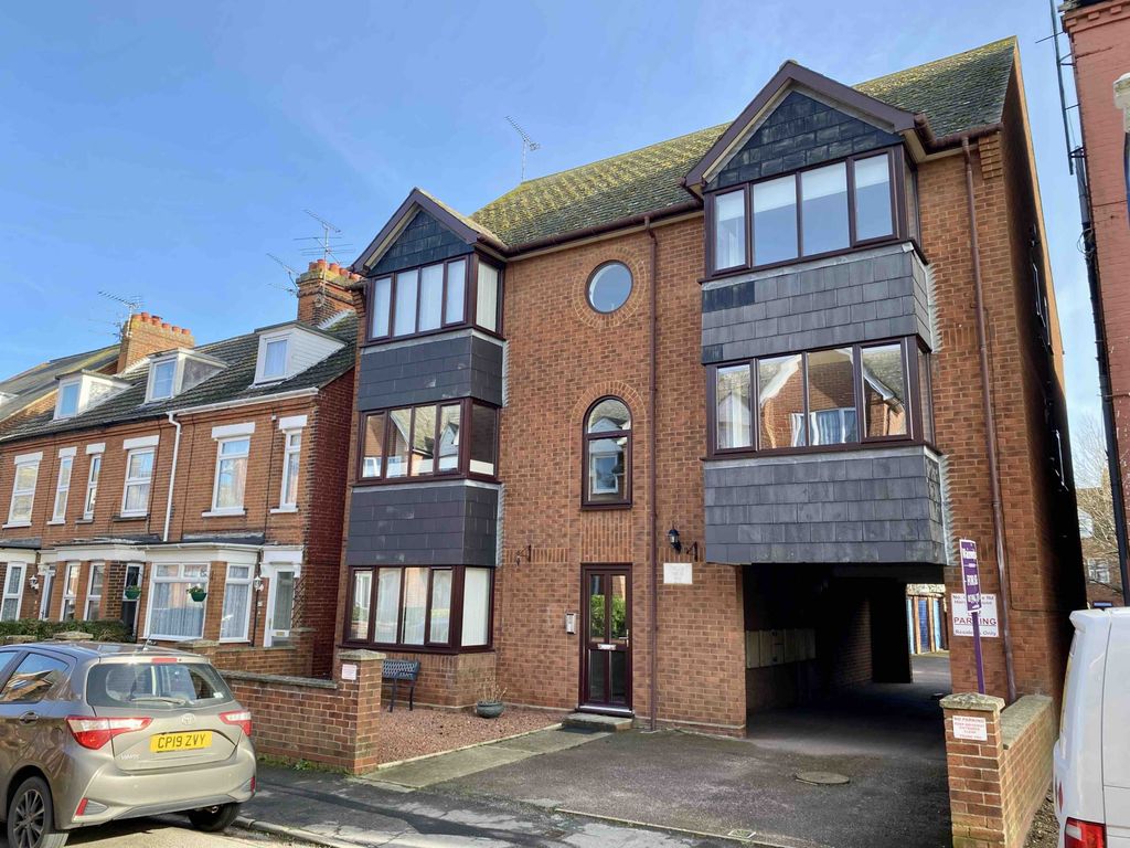Property photo 1 of 12 2 Bedroom Apartment For Sale - Felixstowe - Wainwrights