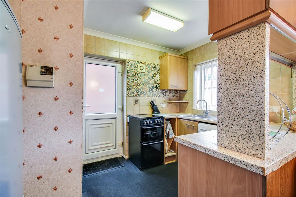 Property photo 3 of 10 Kitchen