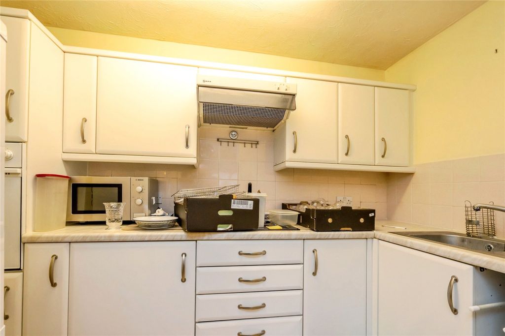 Property photo 3 of 11 Kitchen