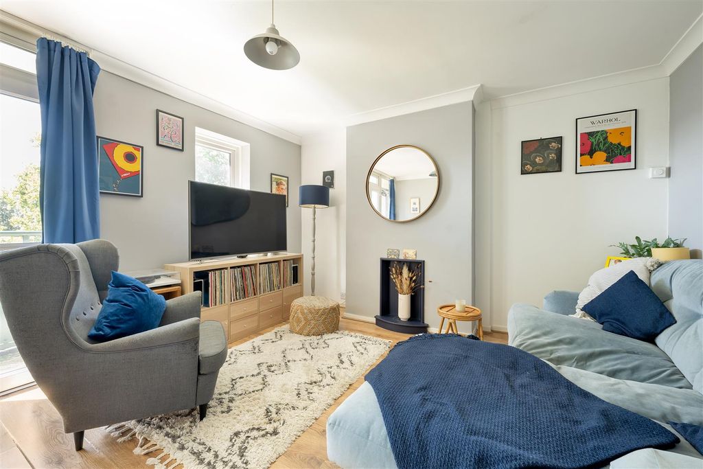 Property photo 1 of 15 Avon Road, E17