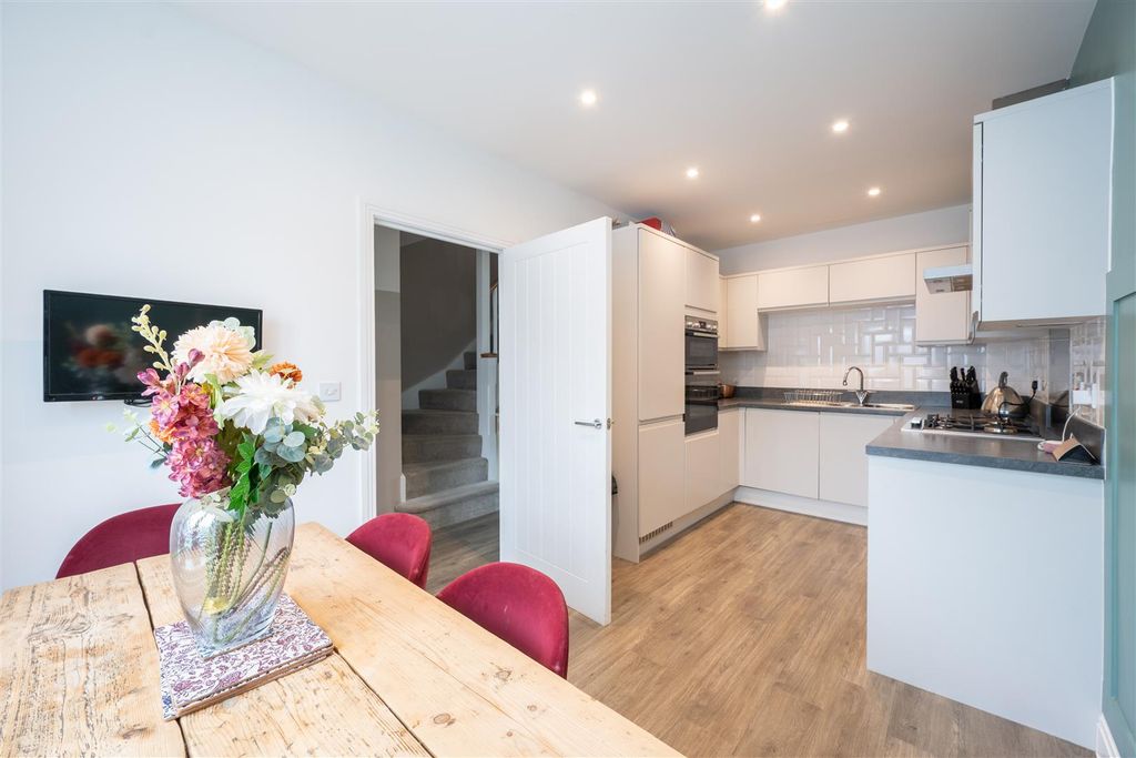 Property photo 2 of 21 Kitchen