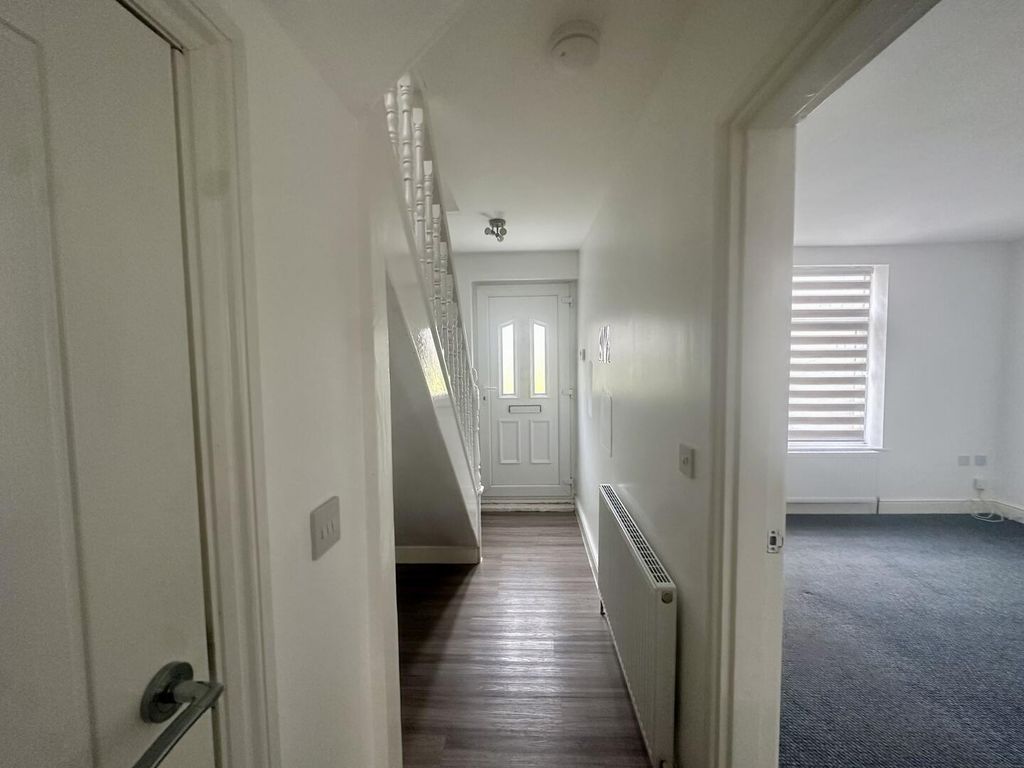 Property photo 3 of 9 Hallway