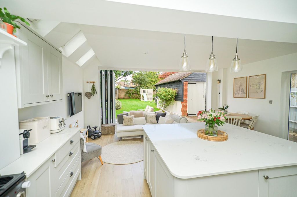 Property photo 3 of 33