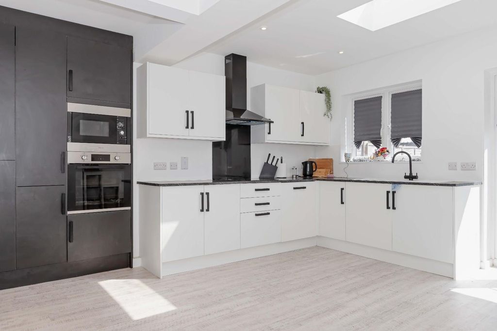 Property photo 3 of 15 West Way_7.Jpg