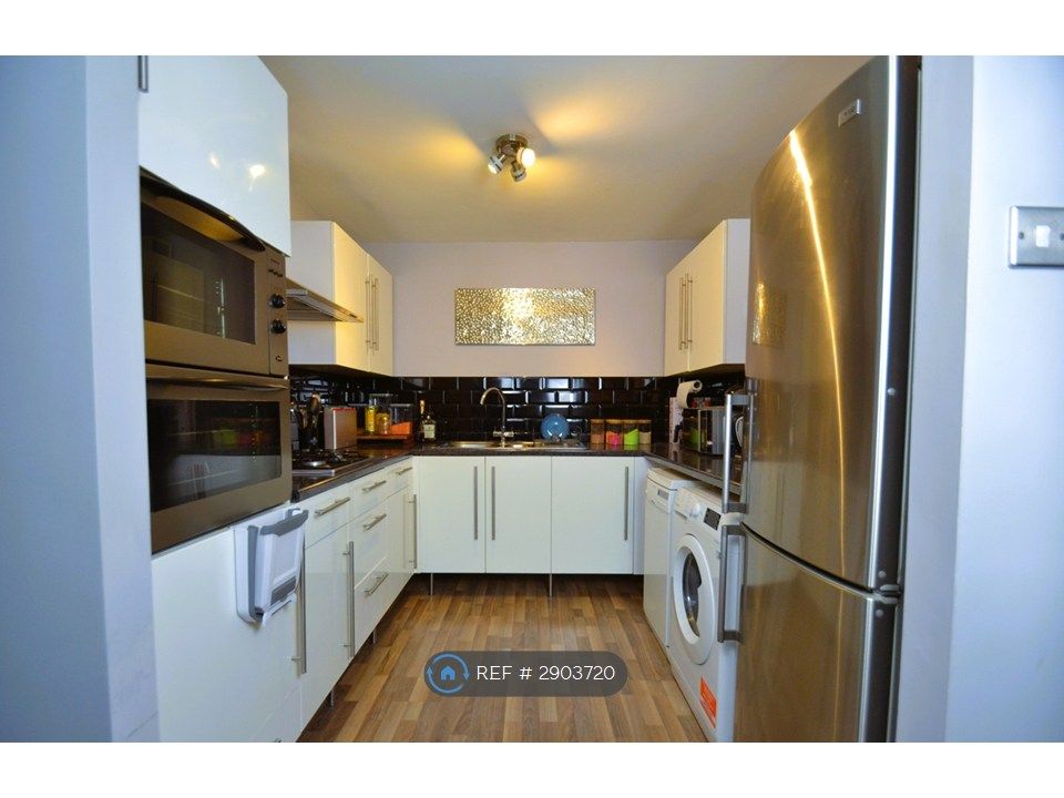 Property photo 2 of 6 Kitchen