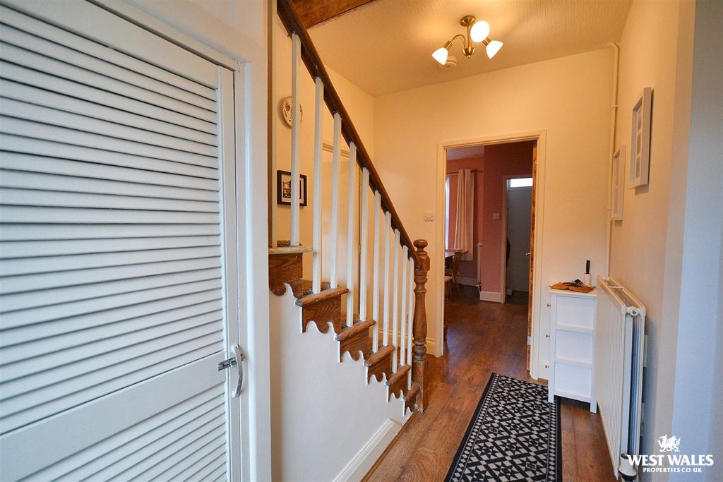 Property photo 2 of 19 Hallway