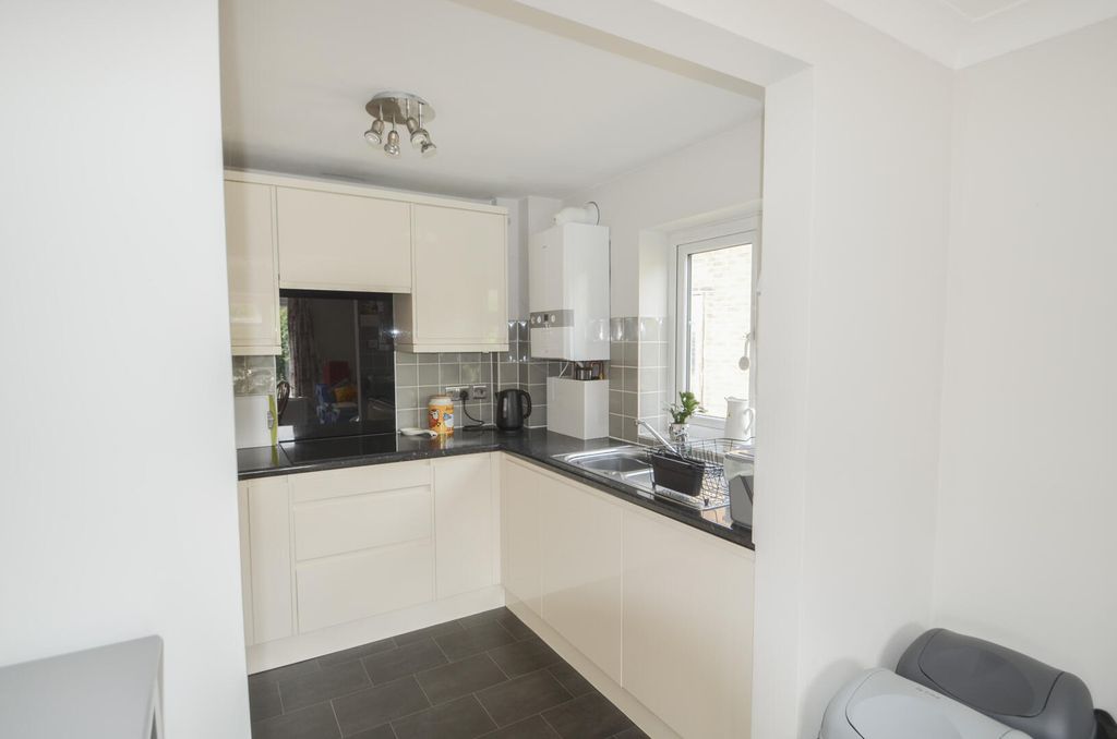 Property photo 3 of 11 Kitchen