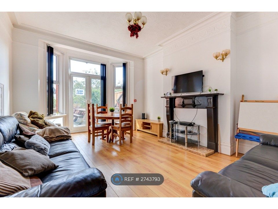 Property photo 3 of 13 Lounge