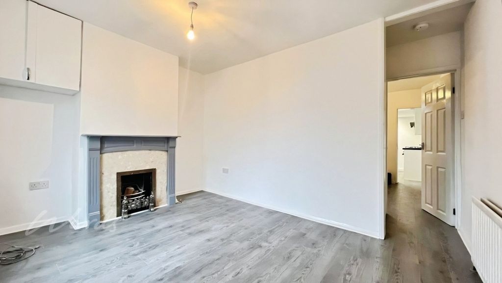 Property photo 3 of 9 Crown Street Lounge