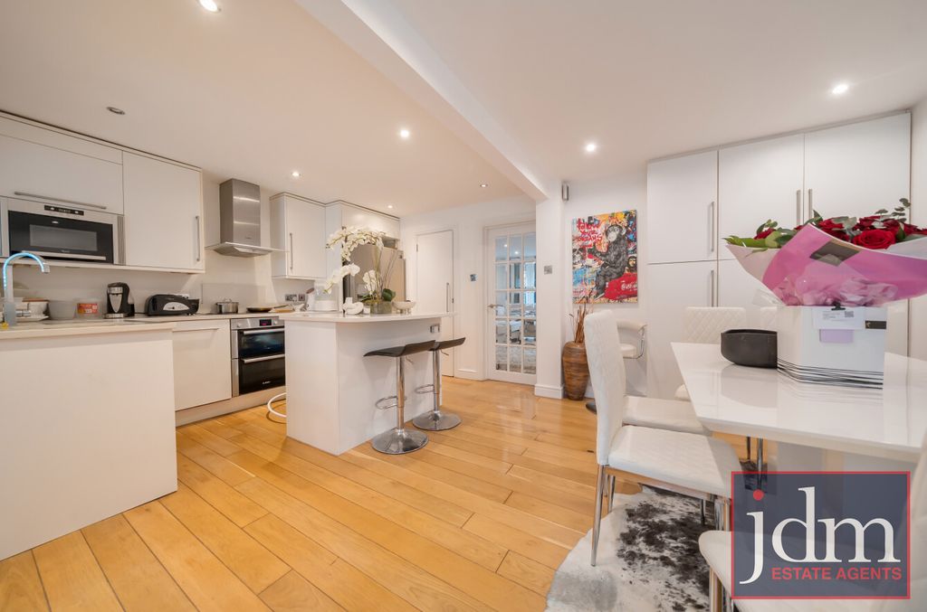 Property photo 2 of 10 Kitchen