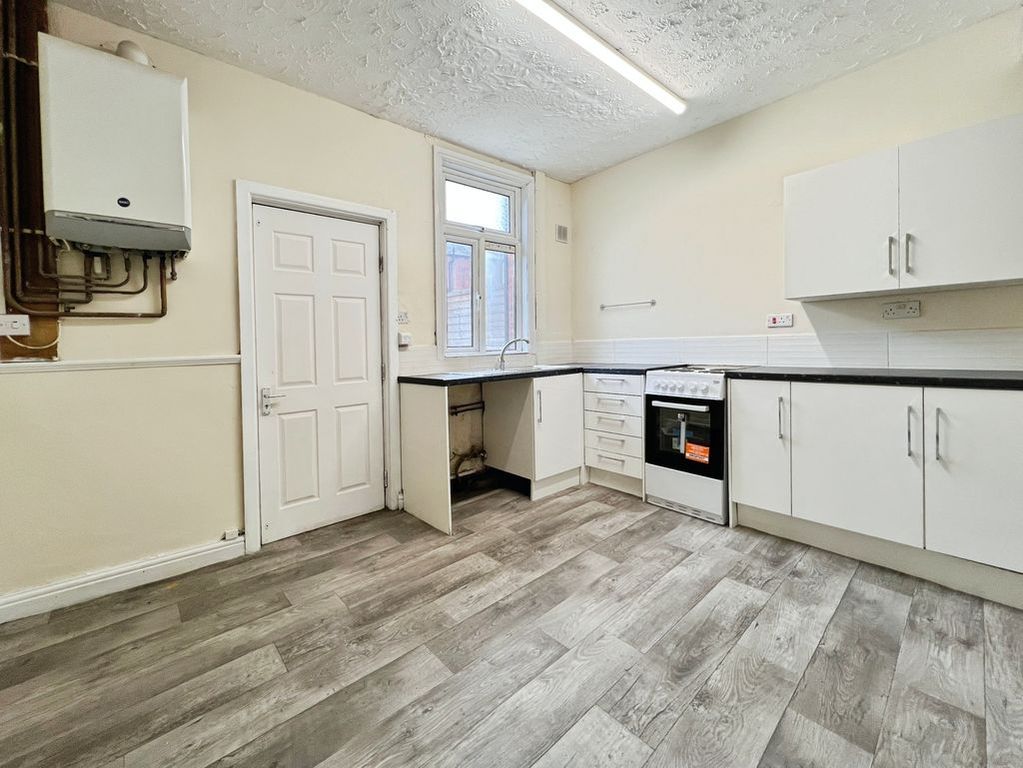 Property photo 3 of 10 Kitchen