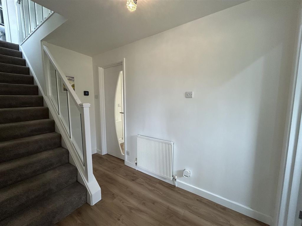 Property photo 3 of 23 Entrance Hall