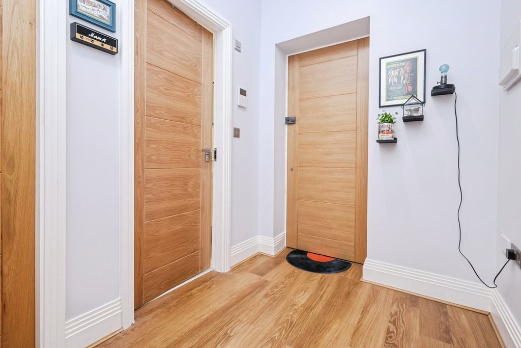 Property photo 2 of 14 Hallway