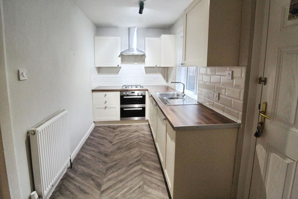 Property photo 2 of 10 Kitchen