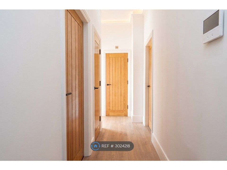 Property photo 1 of 11 Hallway