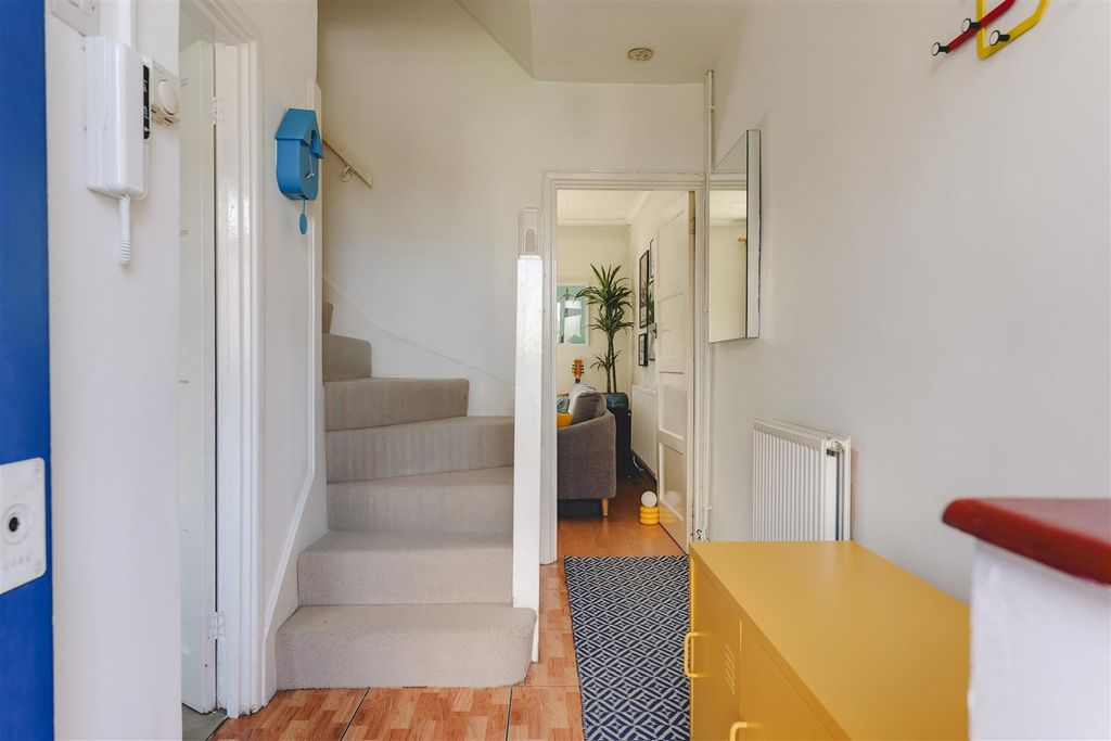 Property photo 3 of 18 Geffrye Court-9.Jpg