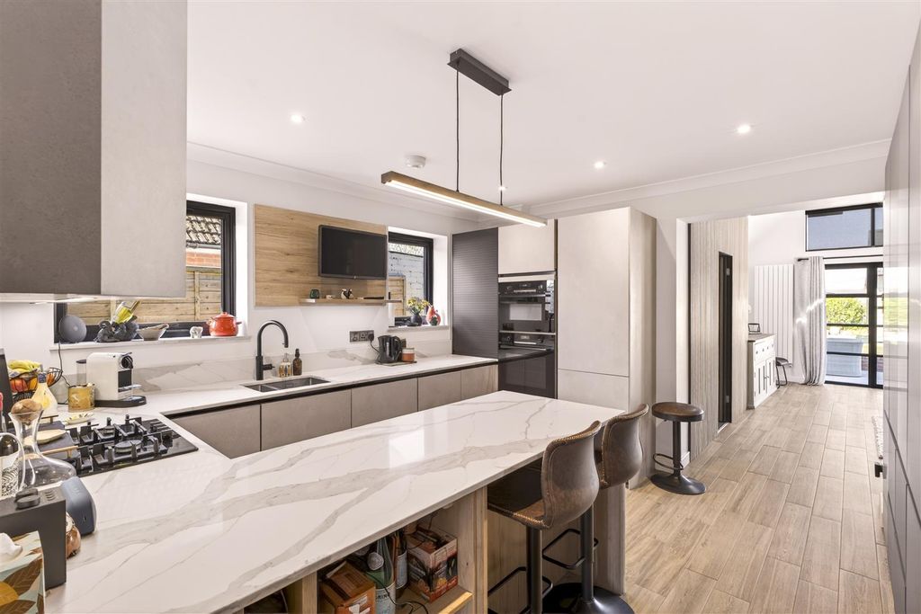 Property photo 3 of 37 18 Shirley Close Final-31.Jpg