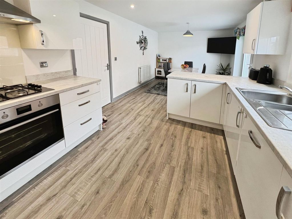 Property photo 3 of 17 Dining Kitchen