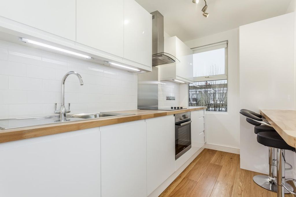 Property photo 1 of 8 Applegarth Road - Kitchen.Jpg