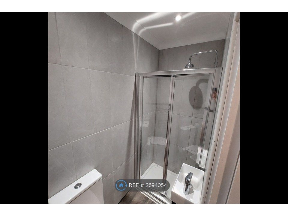 Property photo 3 of 19 Room 4 Bathroom