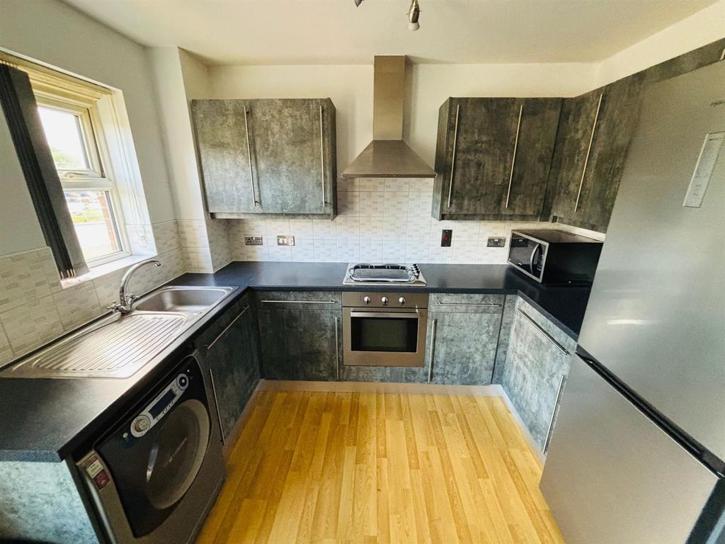 Property photo 3 of 13 Fitted Kitchen: