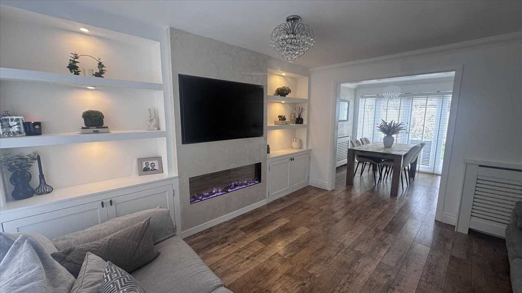 Property photo 3 of 22 Lounge