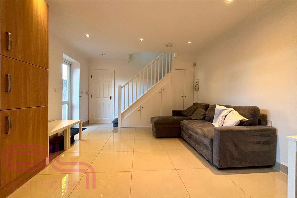 Property photo 3 of 11 Runneymede Gdns - Lounge.Jpg