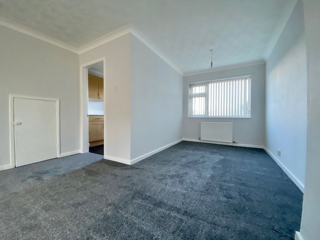 Property photo 3 of 9 Living / Dining Area
