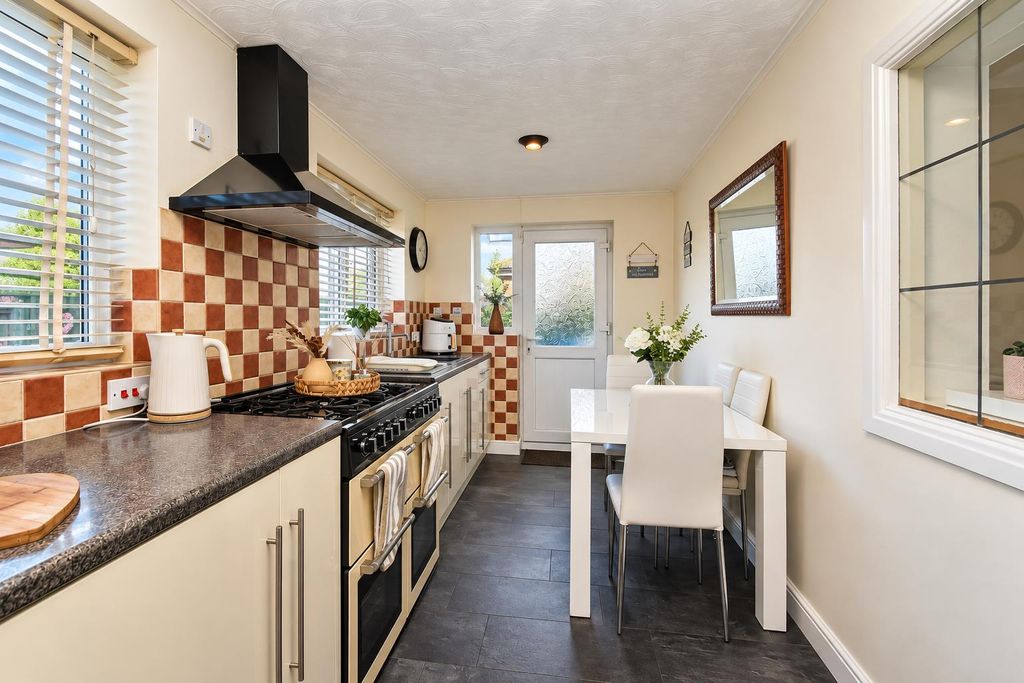 Property photo 3 of 17 Kitchen
